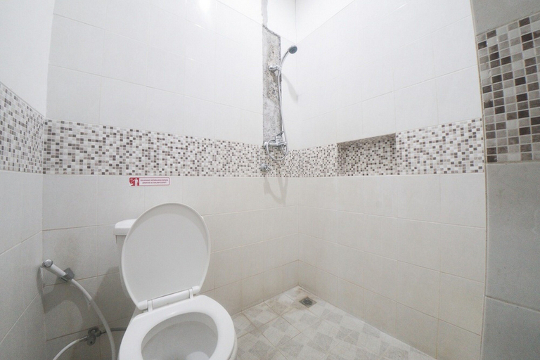 Bathroom 4, RedDoorz Plus near Green Pramuka Square Mall, Jakarta Pusat