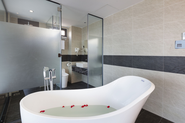 Bathroom 5, Amber Hotel, Nha Trang