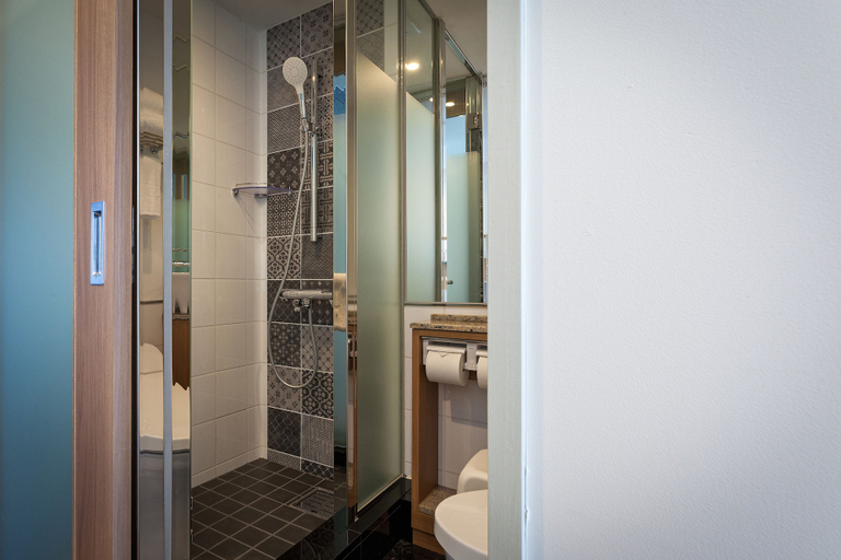 Bathroom 4, Kariyushi LCH Resort, Onna