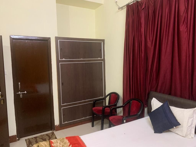 Bedroom 2, Narendra Guest House, Varanasi