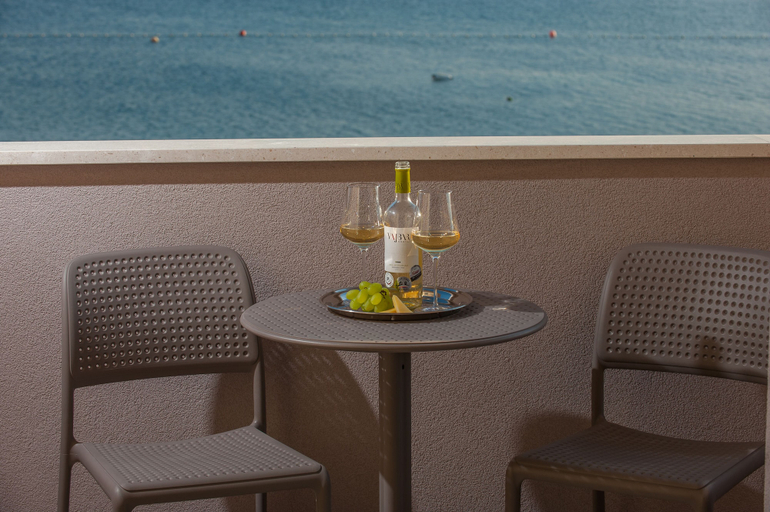 Food & Drinks 4, Seaside Luxury Suites, Podstrana