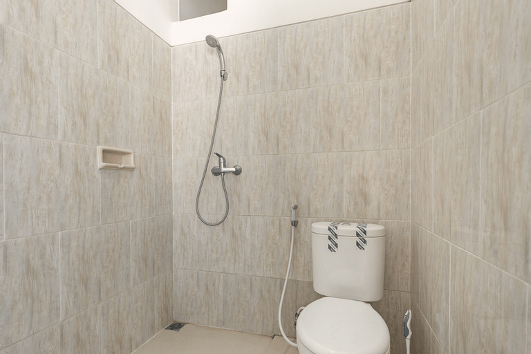 Bathroom 5, KoolKost near T2 Juanda Airport Surabaya, Surabaya