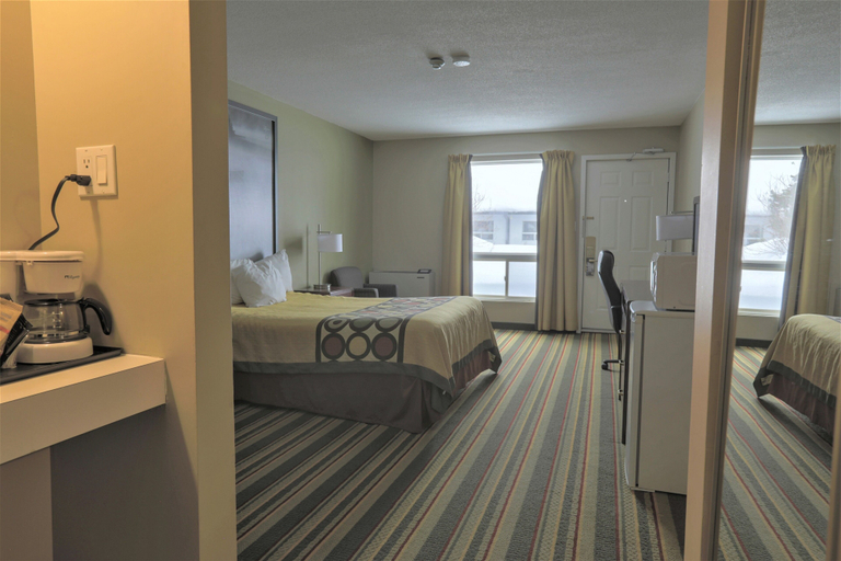 Bedroom 4, Jolly Roger Inn & Resort, Parry Sound