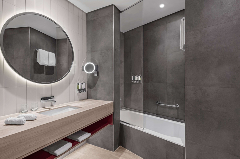 Bathroom 5, Hampton by Hilton Marjan Island, Ras Al Khaimah