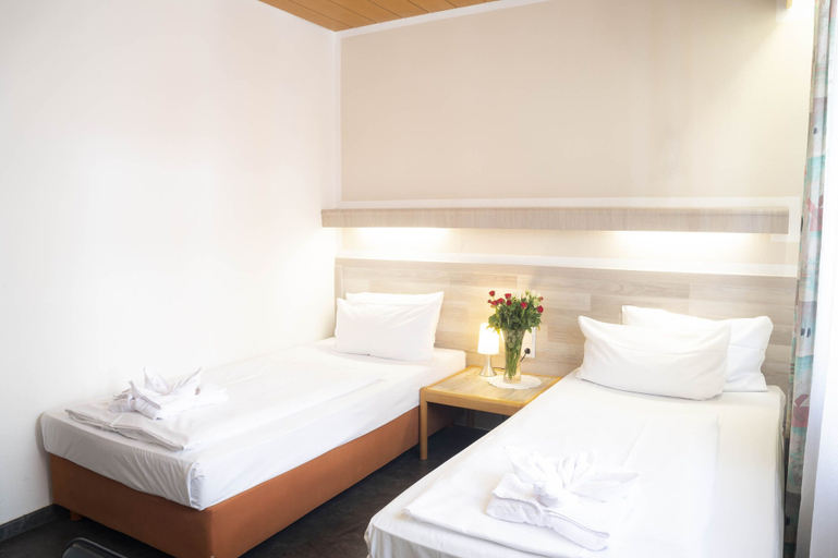 Bedroom 3, Hotel Astoria, Stuttgart