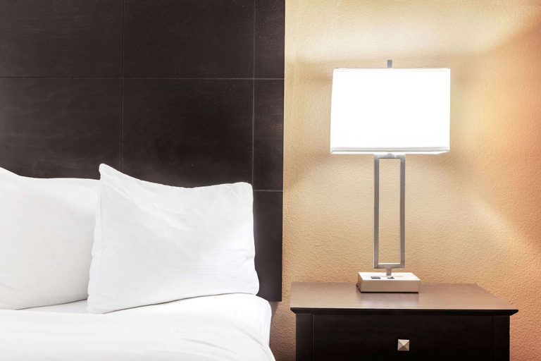 Bedroom 3, La Quinta Inn & Suites by Wyndham Beeville, Bee