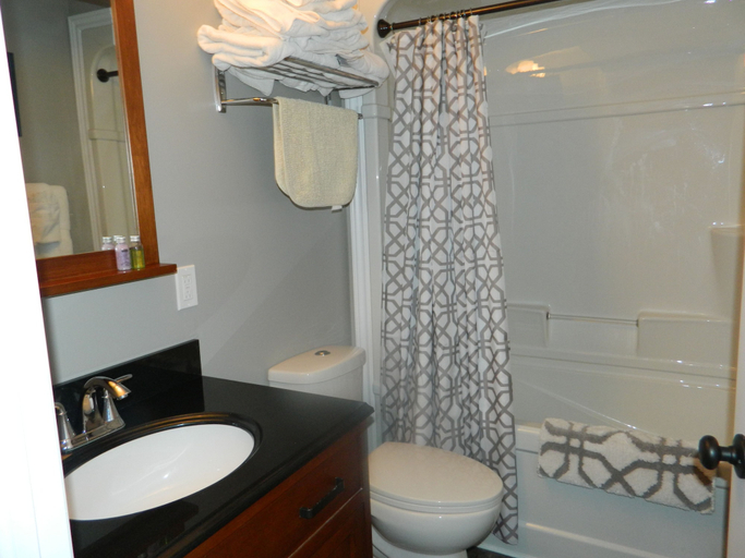 Bathroom 4, Whitsha Inn B&B, Division No. 8