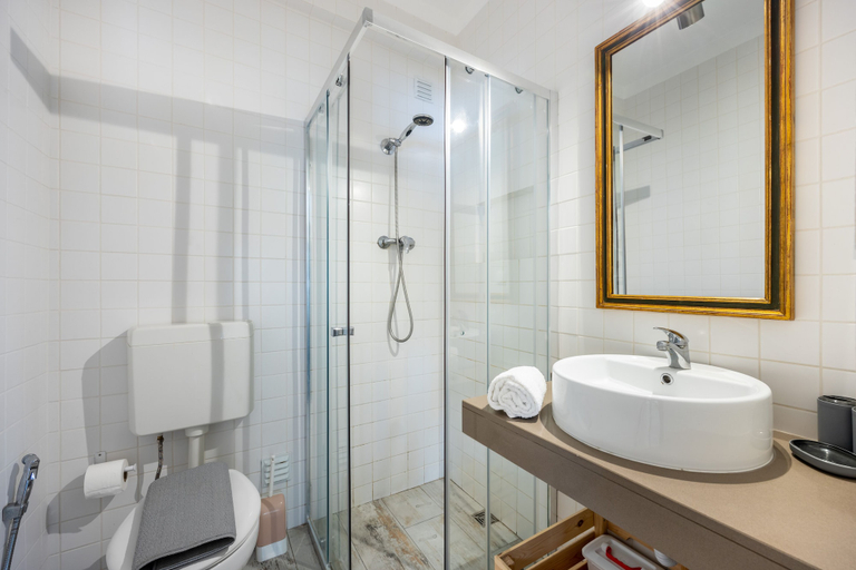 Bathroom, IM On Charming Home, Lagos