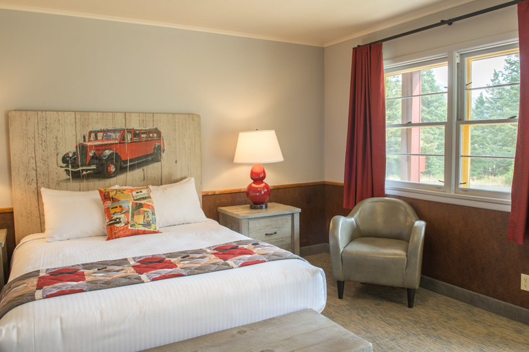 Bedroom 4, Rising Sun Motor Inn and Cabins - Inside the Park, Glacier
