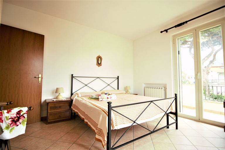 Bedroom 2, Holidaycasa Villa Iolanda - Piu Spazio piu Privacy, Latina