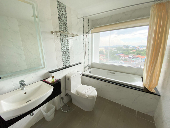 Bathroom 3, Vareena Palace Hotel, Pattaya