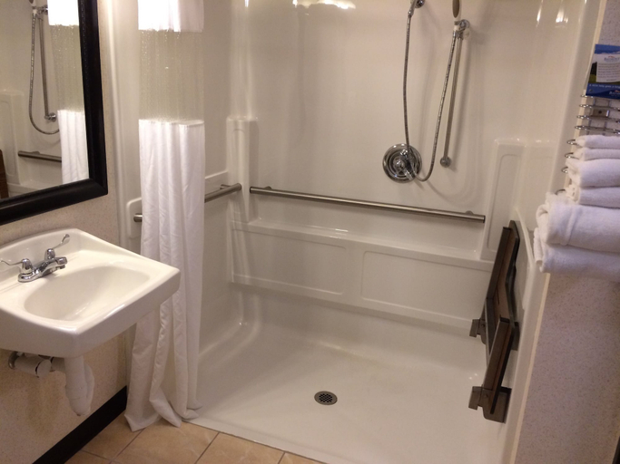 Bathroom 5, Baymont by Wyndham Pella, Marion