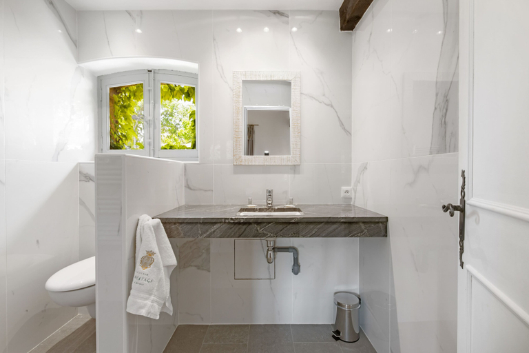Bathroom 4, Château Hermitage de Combas, Hérault