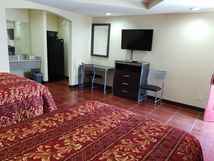 Bedroom 2, Luxury Inn & RV Park, Karnes