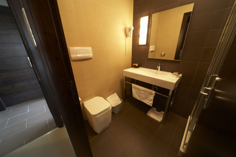 Bathroom 5, Hotel Montini, Milano