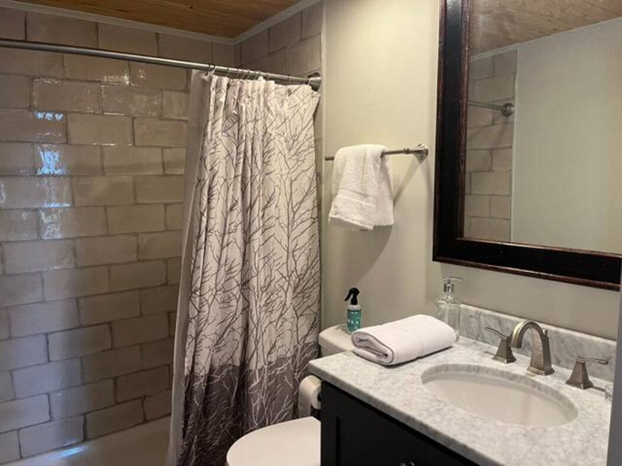 Bathroom 3, Wedgefield Country Club, Georgetown