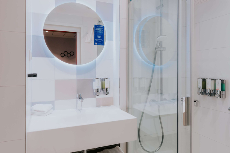 Bathroom 4, Hampton by Hilton Warsaw Reduta, Warsaw