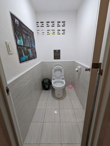 Bathroom 3, Crazy Bears Hostel, Moalboal