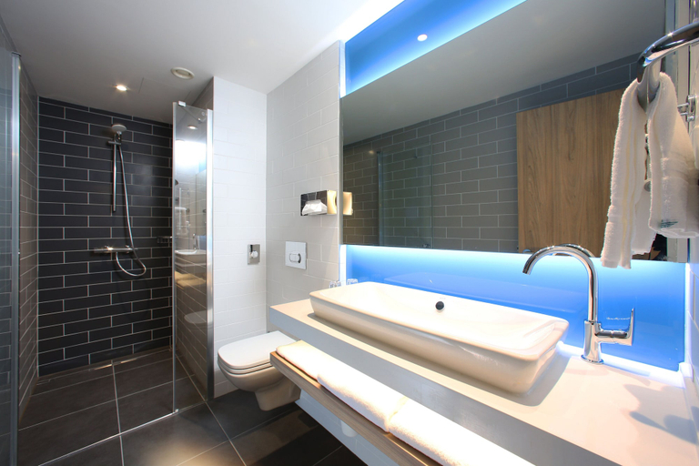 Bathroom 5, Holiday Inn Express LJUBLJANA by IHG, Ljubljana