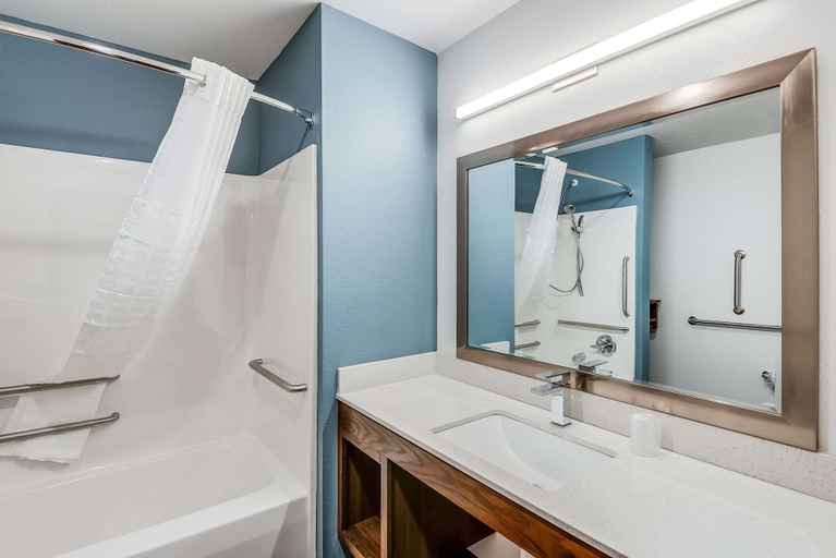 Bathroom 4, Woodspring Suites West Des Moines, Dallas