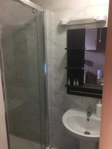 Bathroom 4, Pacific Inn London Heathrow, London