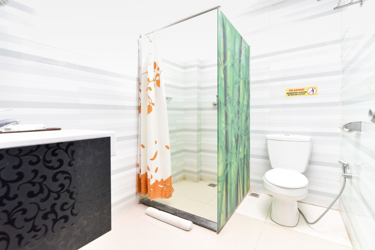Bathroom 5, RedDoorz Plus near Mall Bali Galeria 2, Denpasar