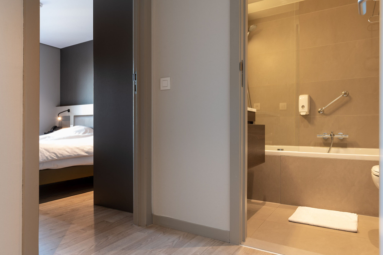 Bathroom 4, Aparthotel Castelnou, Oost-Vlaanderen