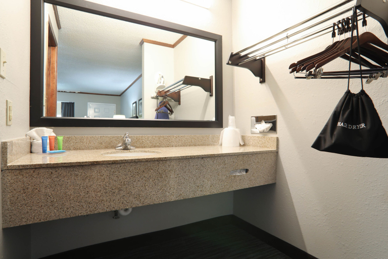 Bathroom 4, Days Inn by Wyndham Foley, Baldwin