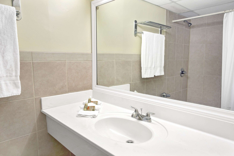 Bathroom 5, Knights Inn Hallandale, Broward
