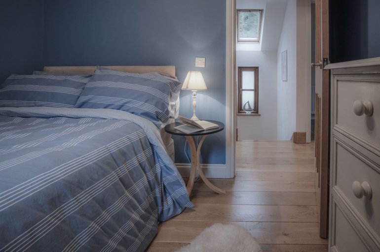 Bedroom 2, Llais Afon - 3 Bedroom Holiday Home - Fishguard, Pembrokeshire