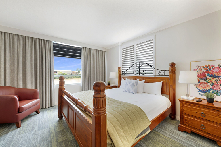 Bedroom 2, Burnett Riverside Hotel, Bundaberg