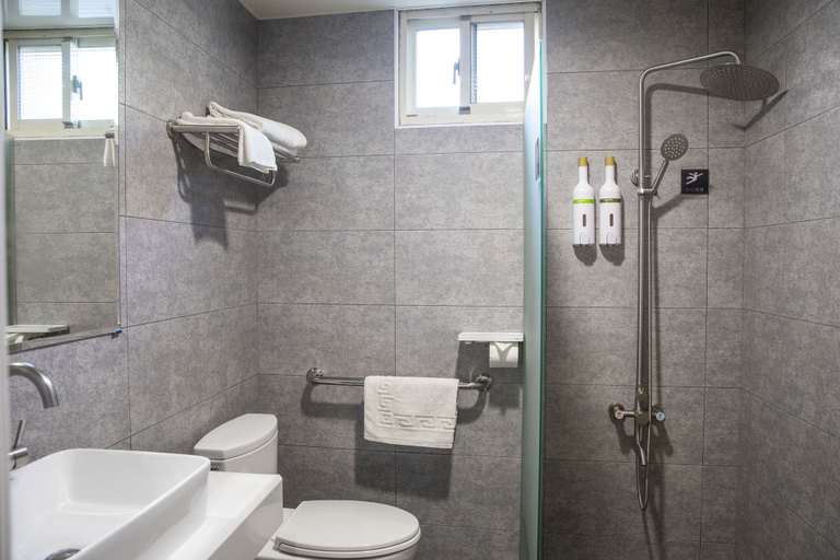 Bathroom 3, Holiday Hotel, Lienkiang (Matsu Islands)