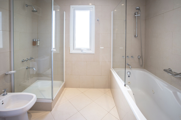 Bathroom 5, Gran Brizo Comahue, Confluencia