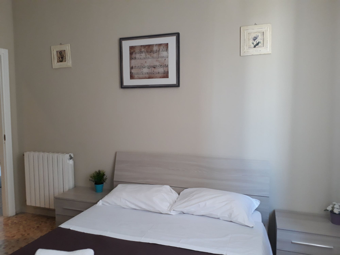 Bedroom 2, 48 airport budget rooms, Pisa
