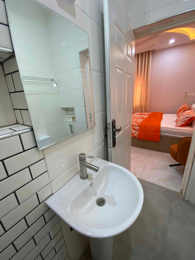 Bathroom 4, C7 Hazelwood Residence & Suites, AbujaMun