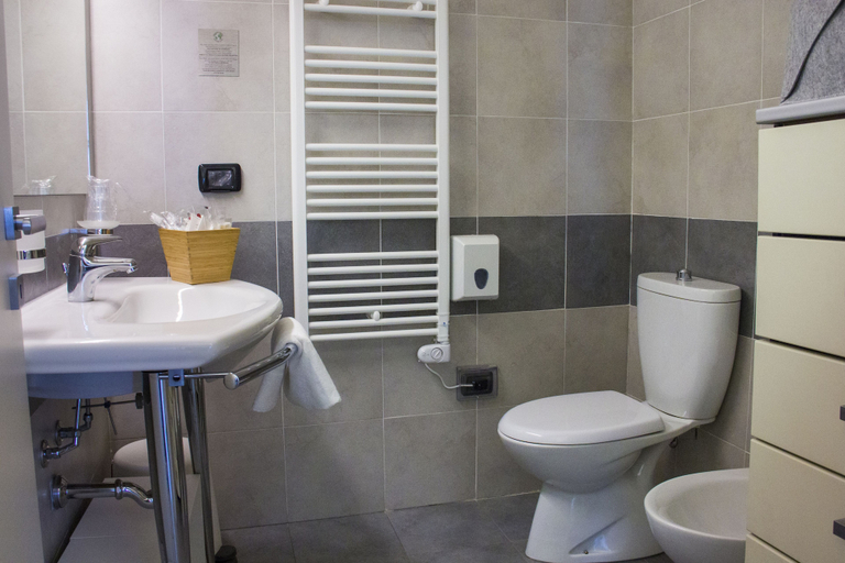 Bathroom 5, Mura Venete, Bergamo