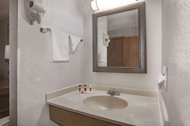 Bathroom 5, Super 8 by Wyndham Fort Madison, Lee