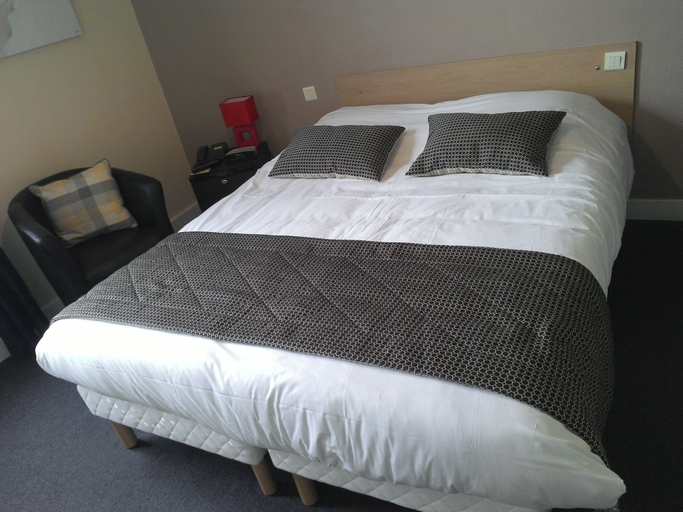 Bedroom 5, Hotel de la paix, Somme