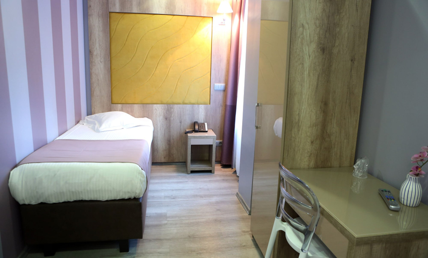 Bedroom 3, Hotel Phenix, Bruxelles