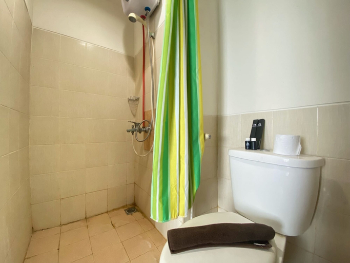 Bathroom 5, Well Appointed 1BR Apartment at Harvard Jatinangor By Travelio, Sumedang