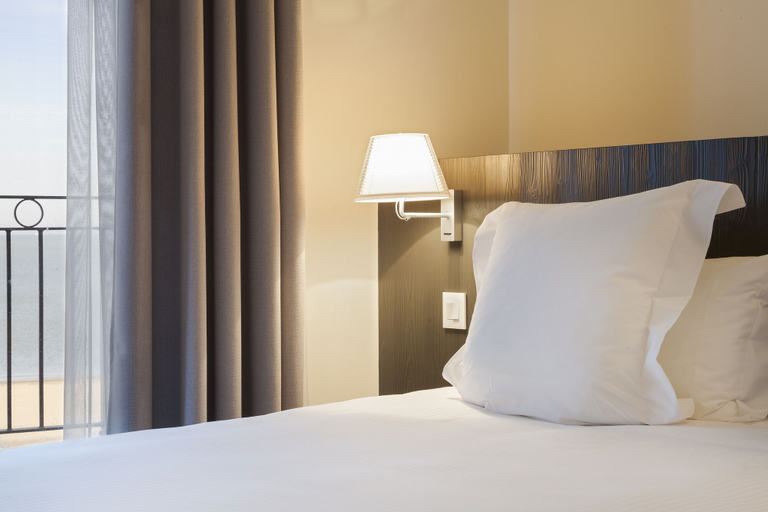 Bedroom 4, Hotel Les Flots - Chatelaillon Plage, Charente-Maritime