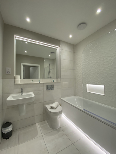 Bathroom 3, Buckingham Apartments, Buckinghamshire