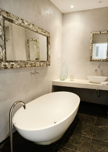 Bathroom 5, Latitude 15 Degrees, Lusaka