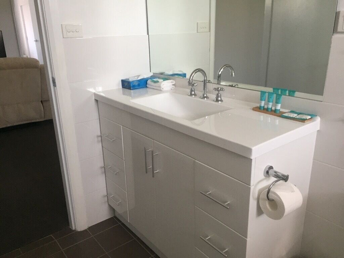 Bathroom 5, Macquarie Barracks Motor Inn, Port Macquarie-Hastings - Pt A