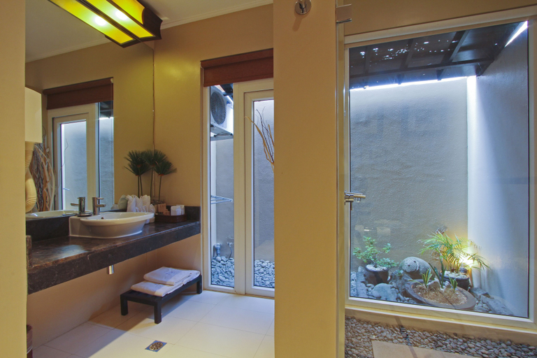 Bathroom 5, Two Seasons Boracay Resort, Malay