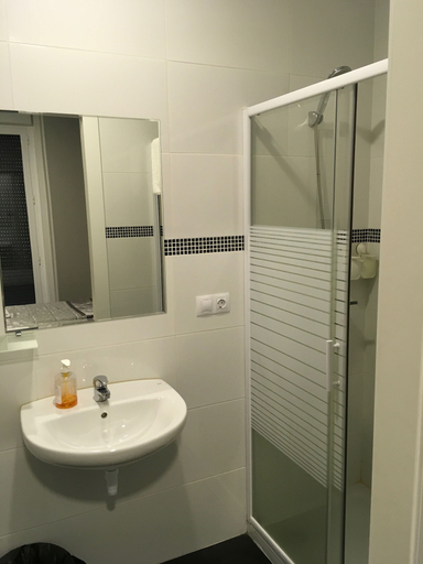 Bathroom 4, Pensión La Bilbaina - Albergue Logroño, La Rioja