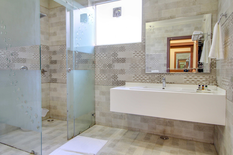 Bathroom 5, Maulik Mansion Resort, Nainital