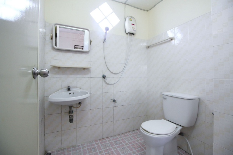 Bathroom, OYO 689 Baan Yuyuen, Muang Pathum Thani