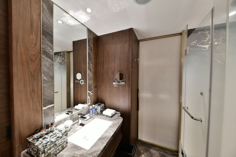 Bathroom 4, Howard Johnson Huaihai Hotel Shanghai, Shanghai