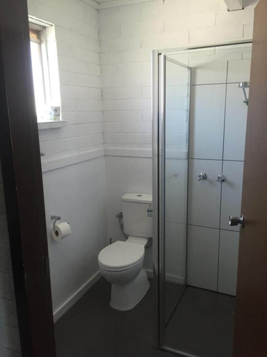 Bathroom 5, Thomas Lodge Motel, Berrigan